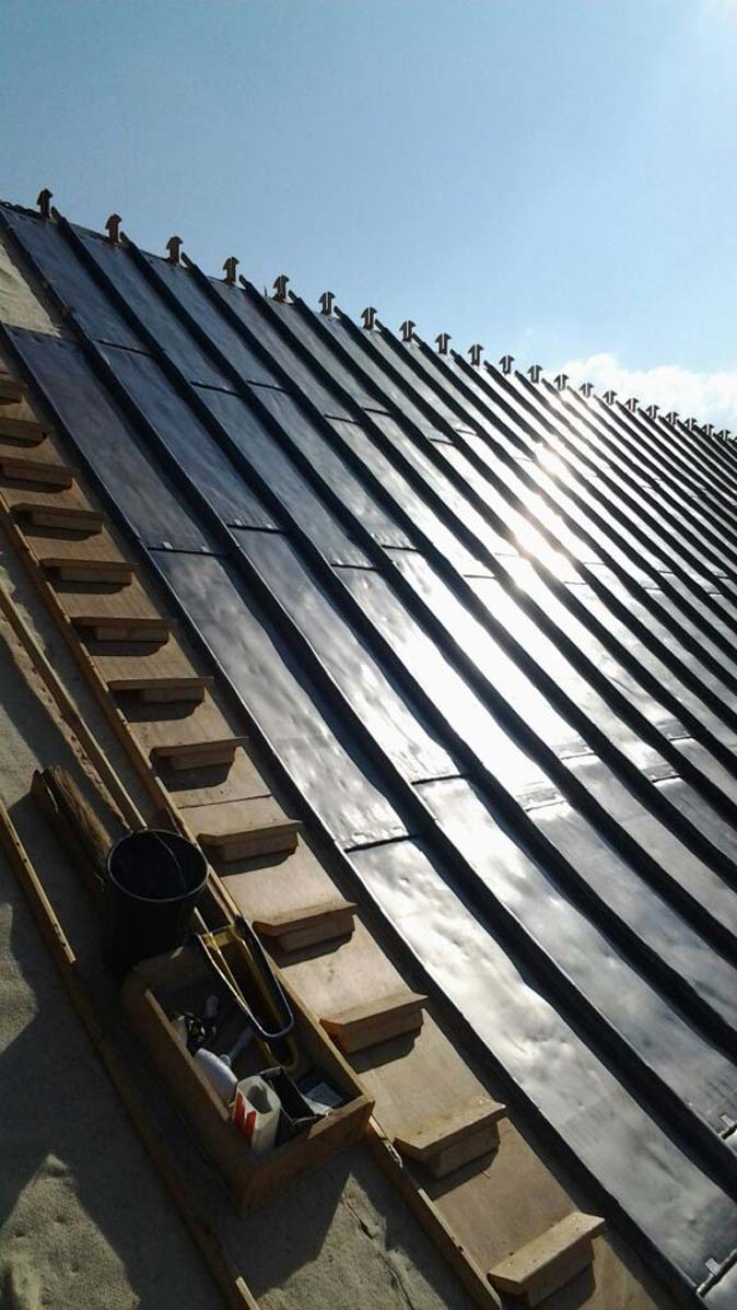 Copertura del tetto ultimata con isolante termico isolana e lastre di piombo