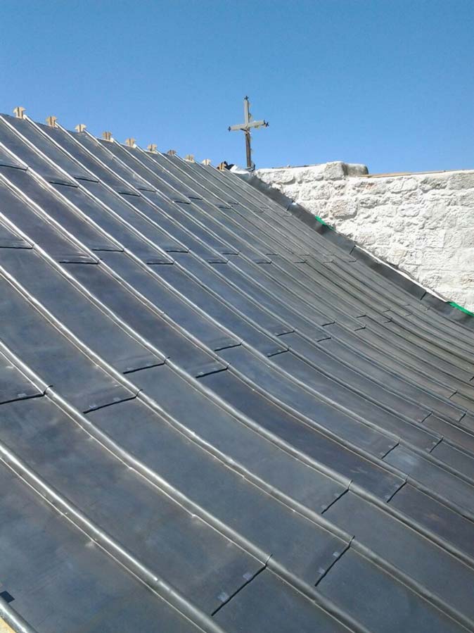 Copertura del tetto ultimata con isolante termico isolana e lastre di piombo