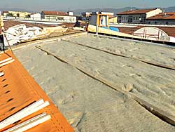 isolamento tetto con materiali isolanti in lana di pecora